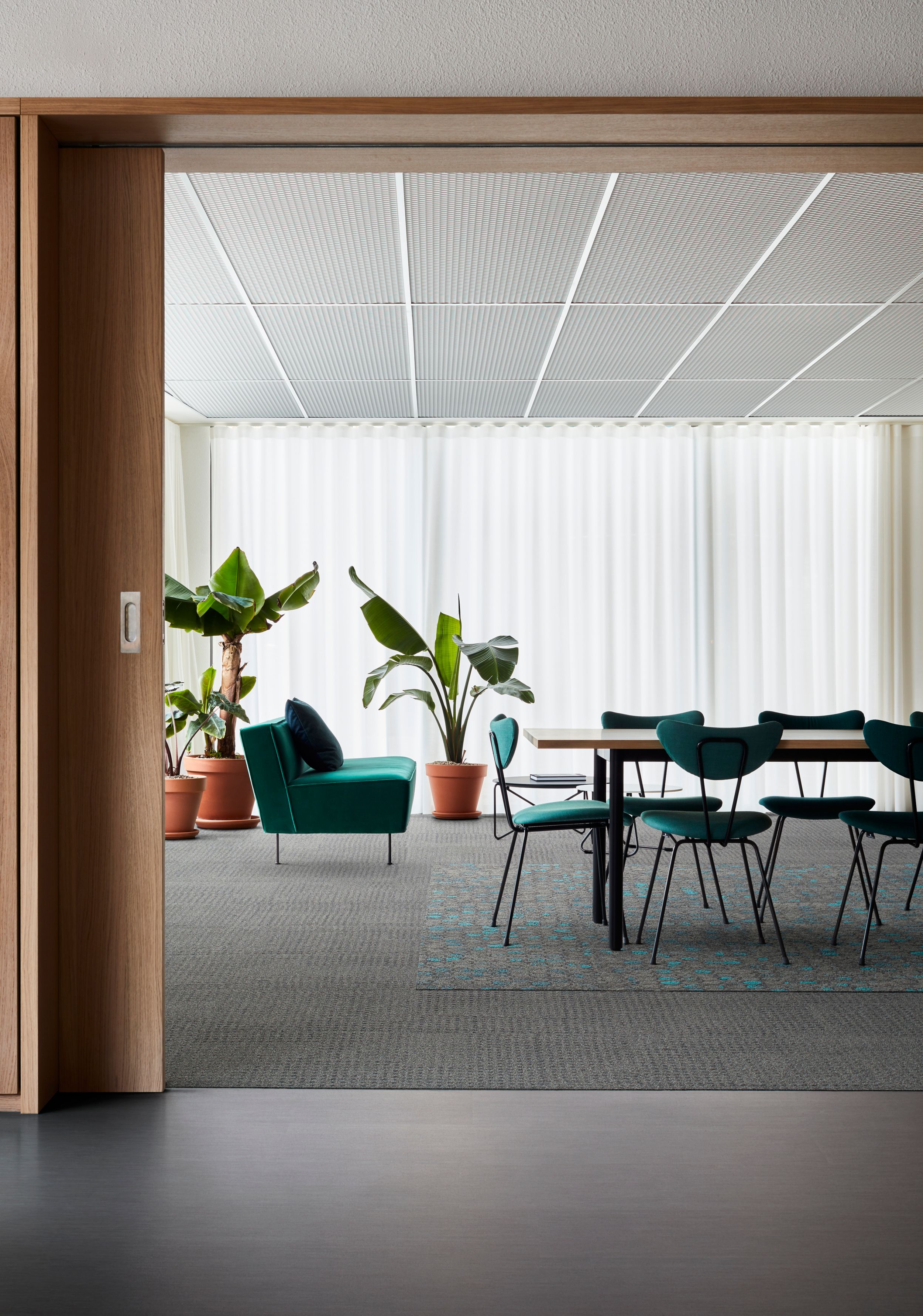 Interface Brushed Lines LVT with Broome Street and Dover Street carpet tile in waiting room afbeeldingnummer 3